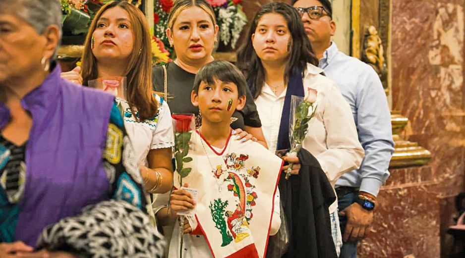 Cientos de familias acudieron al Santuario de Guadalupe para pedir protección y seguridad, cargando esperanza entre veladoras y flores. EL INFORMADOR/ J. Acosta
