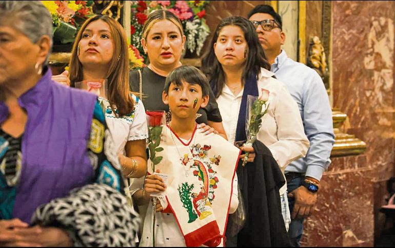 Cientos de familias acudieron al Santuario de Guadalupe para pedir protección y seguridad, cargando esperanza entre veladoras y flores. EL INFORMADOR/ J. Acosta