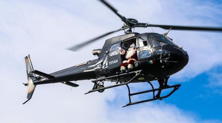 El espectáculo se lo robó Santa Claus, quien llegó a bordo del “Halcón”. EL INFORMADOR / A. Navarro