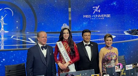 En la imagen de izquierda a derecha al presidente y copropietario de Miss Universo, Raúl Rocha, junto a la mexicana Fátima Bosch, el guatemalteco Mario Búcaro y la tailandesa Teresa Chaivisut. EFE / ARCHIVO