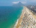 Turistas y locales disfrutan de la emblemática playa de Río de Janeiro, uno de los principales destinos turísticos de Brasil. EFE/A. Lacerda