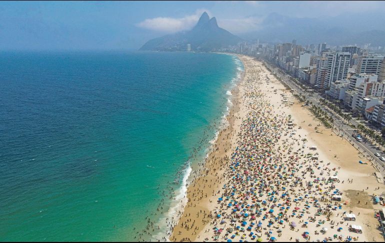 Turistas y locales disfrutan de la emblemática playa de Río de Janeiro, uno de los principales destinos turísticos de Brasil. EFE/A. Lacerda
