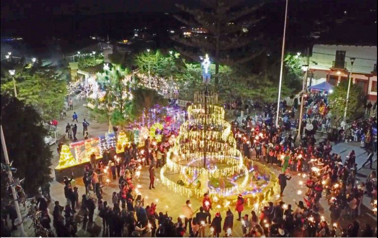 VELADA MáGICA. Uno de los momentos más memorables del evento fue el encendido del árbol navideño y de más de mil luces de bengala.