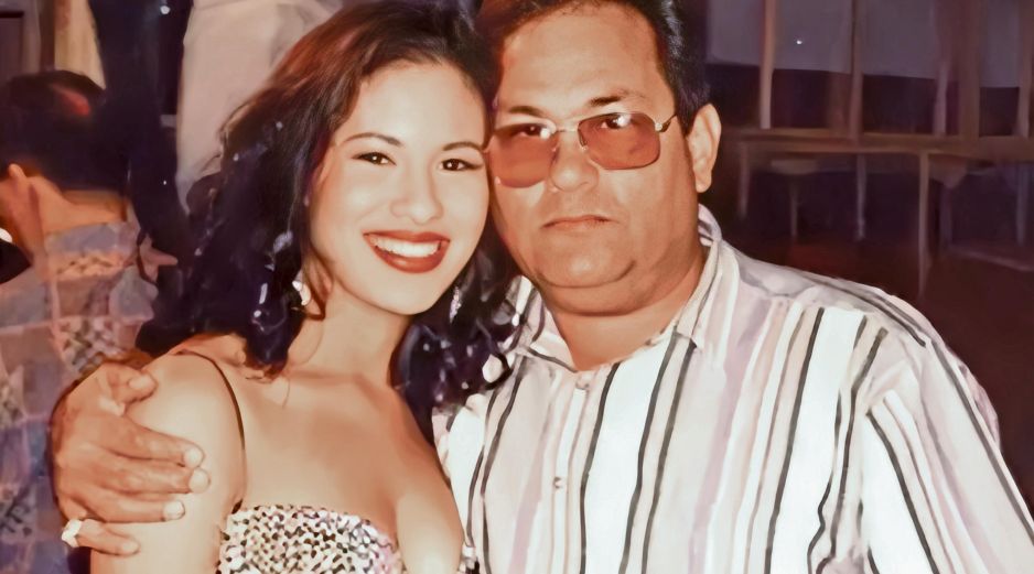 Selena Quintanilla posa junto a su padre Abraham Quintanilla. ESPECIAL