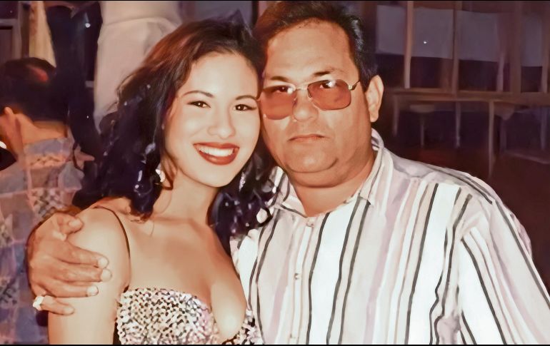 Selena Quintanilla posa junto a su padre Abraham Quintanilla. ESPECIAL