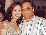 Selena Quintanilla posa junto a su padre Abraham Quintanilla. ESPECIAL