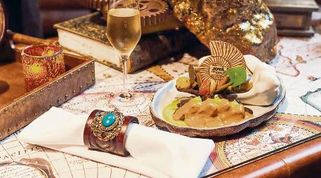 Meteor. Costilla de res braseada que llega a la mesa como una roca, un plato fuerte que combina teatralidad y cocina de autor. ESPECIAL