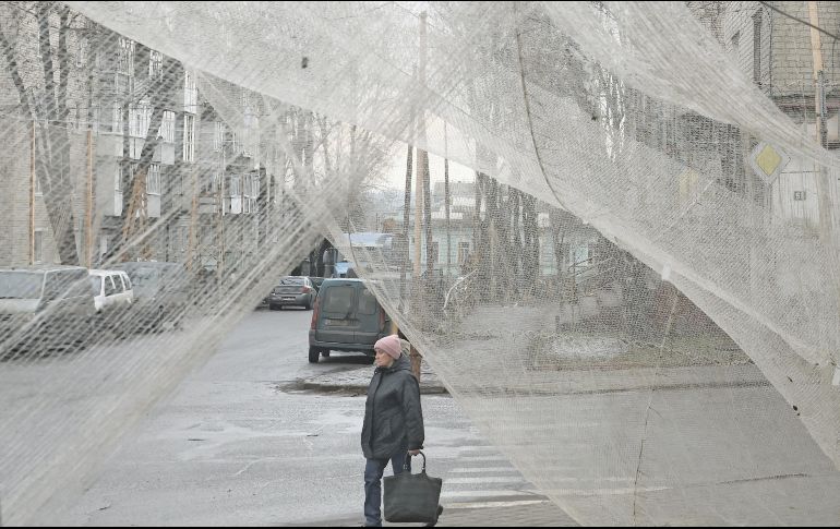 Mallas antridrones son ahora comunes en los principales barrios de las grandes urbes ucranianas. EFE/S. Kozlov