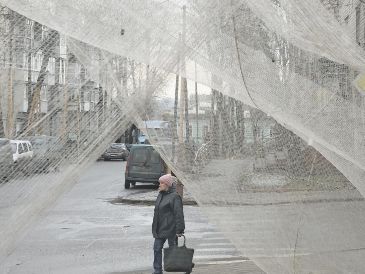Mallas antridrones son ahora comunes en los principales barrios de las grandes urbes ucranianas. EFE/S. Kozlov