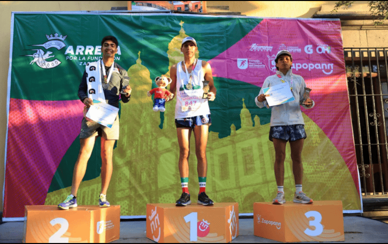 Premiación del primero (Aarón Sánchez), segundo (Abraham Zapién) y tercer lugar (Marco Antonio Guerrero) de la carrera. ESPECIAL / Comude Jalisco