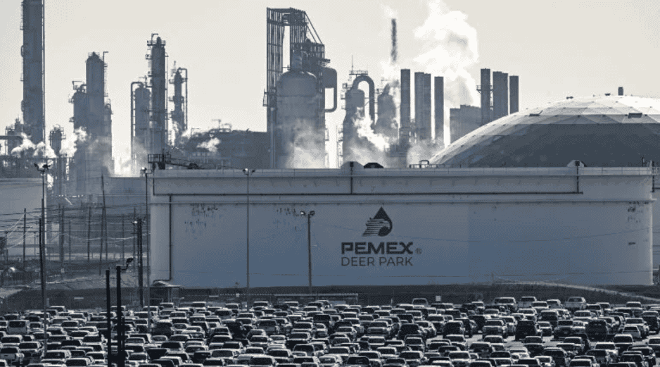 La plataforma se encuentra por debajo de la meta que el Gobierno estipula en 1.8 millones de barriles diarios para atender el mercado nacional y las exportaciones. AFP / ARCHIVO