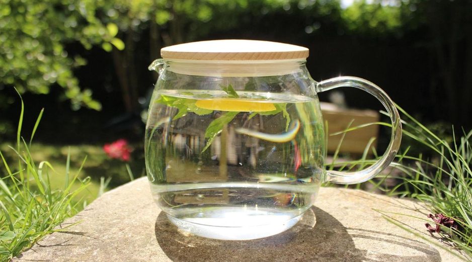 Optar por agua natural, agua mineral sin azúcar, infusiones sin endulzar o jugos naturales en pequeñas cantidades es una manera más saludable de sustituirlos. PIXABAY