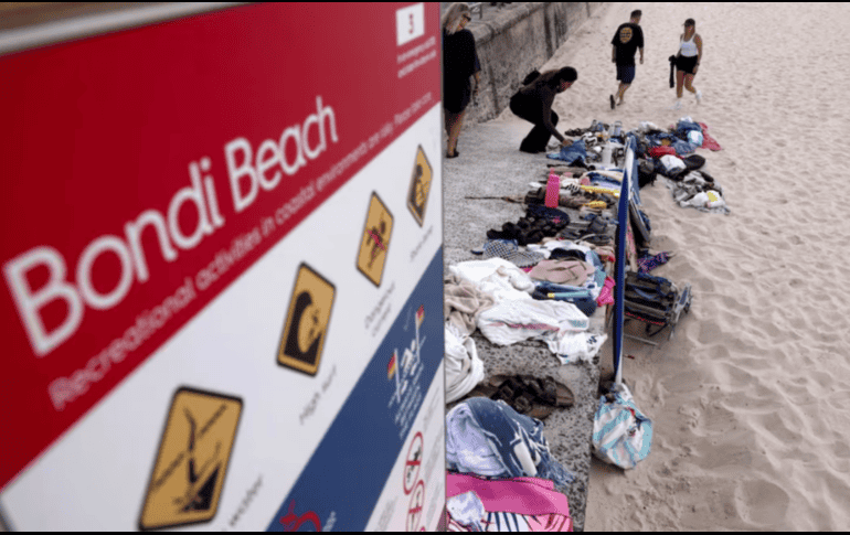 La imagen muestra las pertenencias de miembros de la comunidad judía se ven en el lugar de un tiroteo en Bondi Beach, Sídney. AFP