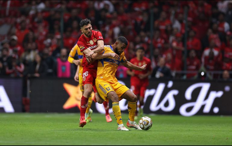 Toluca volvió a escribir su nombre en lo más alto del futbol mexicano al lograr el bicampeonato del Torneo Apertura 2025 de la Liga MX, tras vencer a Tigres UANL en una definición de máxima tensión desde el punto penal. IMAGO7