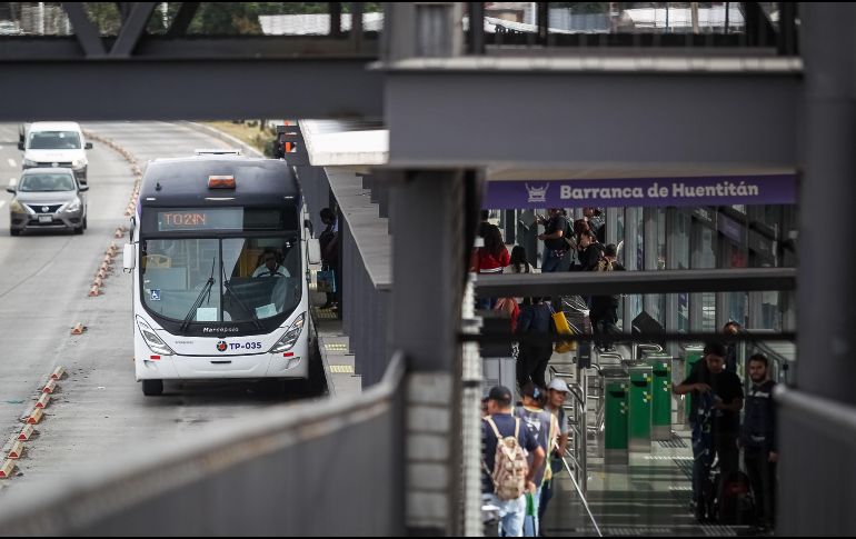 El Peribús, conocido oficialmente como Mi Macro Periférico, realiza diariamente un promedio de 325 mil viajes. EL INFORMADOR / ARCHIVO