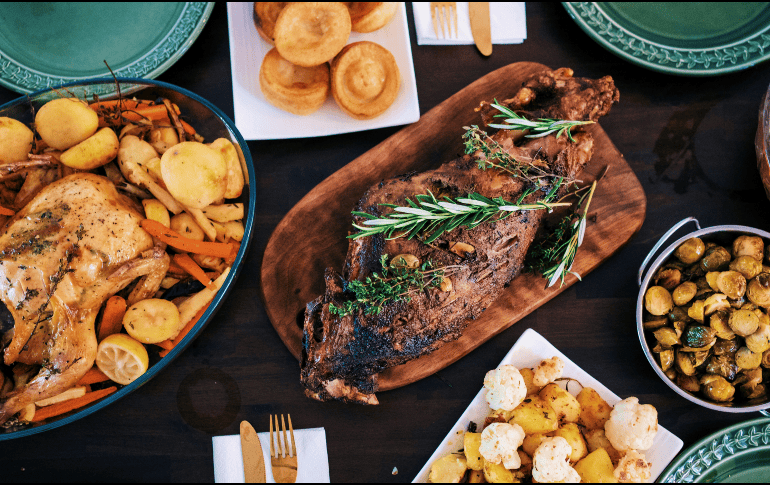 Expertos recomiendan identificar los alimentos con la fecha en que fueron preparados y desecharlos si presentan olor, textura o apariencia inusual, para evitar riesgos a la salud al consumir el recalentado. Unsplash