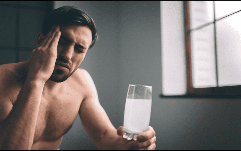 Para aliviar la resaca, la clave está en hidratarse bien y elegir alimentos nutritivos, fáciles de digerir y ricos en vitaminas y minerales. CANVA