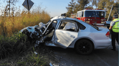 Personal de la Unidad Estatal de Protección Civil y Bomberos, de la Coordinación municipal de La Barca y de Atotonilco, así como de la Guardia Nacional, atendieron el siniestro vehicular.  ESPECIAL/Protección Civi Jalisco