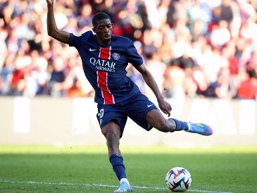 El delantero del PSG, Dembélé, brilló en la temporada pasada y sumó este reconocimiento a su Balón de Oro de septiembre. AFP / ARCHIVO
