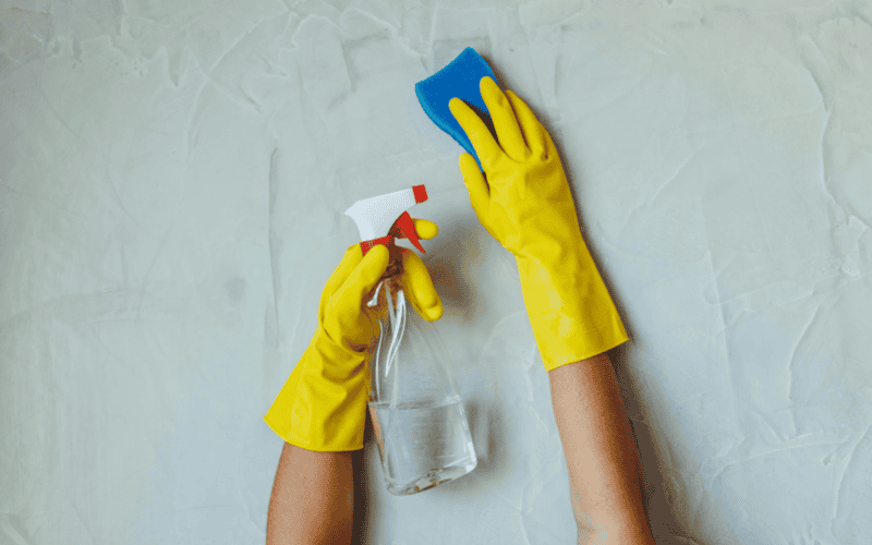 Asear el inodoro con vinagre y bicarbonato para eliminar malos olores del baño. CANVA.