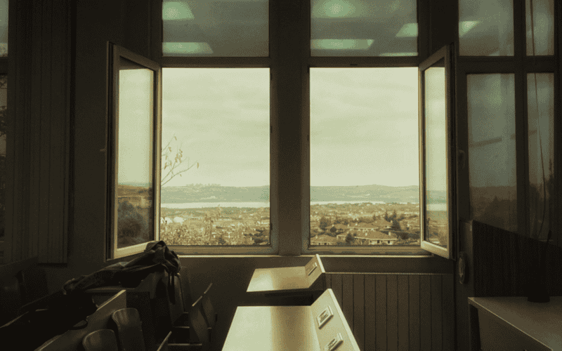 La ventilación es clave en cómo eliminar malos olores del baño. CANVA / ARCHIVO