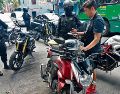 Agentes realizan un operativo contra motociclistas en la metrópoli para verificar la documentación, el  uso de casco y el cumplimiento de la ley.  ESPECIAL