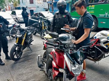 Agentes realizan un operativo contra motociclistas en la metrópoli para verificar la documentación, el  uso de casco y el cumplimiento de la ley.  ESPECIAL