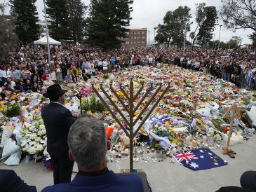Fotografía de un homenaje floral a las víctimas del tiroteo en la playa de Bondi en Sídney AP/M. Kaker