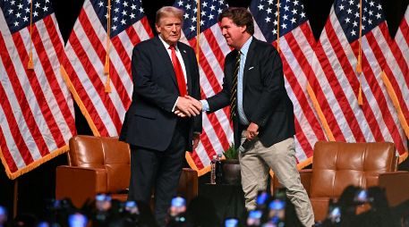El presidente Donald Trump, junto al presentador Tucker Carlson, en una imagen de archivo. AFP