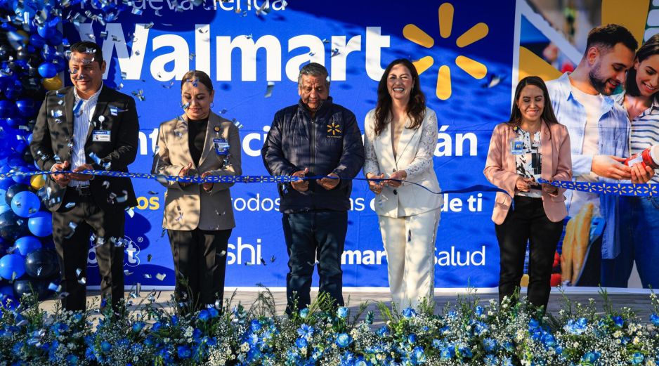 Corte del listón de la nueva sucursal. EL INFORMADOR/J. Acosta