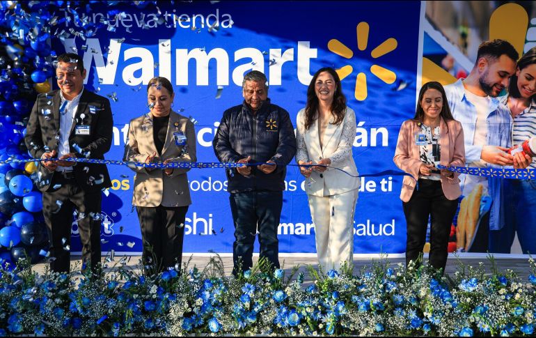 Corte del listón de la nueva sucursal. EL INFORMADOR/J. Acosta