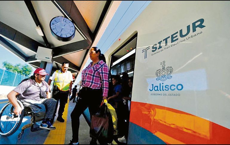 Los trabajos pendientes en las estaciones y los cruces de la Línea 4  avanzan sin suspender el servicio y deberán quedar concluidos a más tardar en marzo, informó el Sistema de Tren Eléctrico Urbano. ESPECIAL