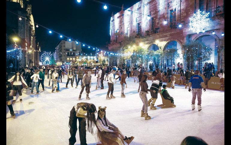 La pista de hielo gratuita del Festival Ilusionante convierte el Paseo Alcalde en un punto de encuentro donde familias y visitantes disfrutan del invierno. EL INFORMADOR/J. Acosta