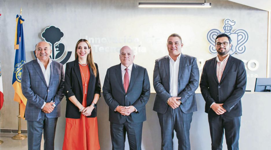 Juan Casados, director de Tequila El Castillo; Fanny Valdivia Márquez, subsecretaria de Educación Superior del Gobierno del Estado; Horacio Fernández, Secretario de la SICyT; Gildardo Partida, presidente municipal de El Arenal; y Juan Carlos Esqueda, director de incorporaciones de la SICyT. ESPECIAL