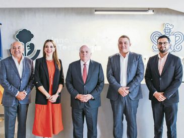 Juan Casados, director de Tequila El Castillo; Fanny Valdivia Márquez, subsecretaria de Educación Superior del Gobierno del Estado; Horacio Fernández, Secretario de la SICyT; Gildardo Partida, presidente municipal de El Arenal; y Juan Carlos Esqueda, director de incorporaciones de la SICyT. ESPECIAL