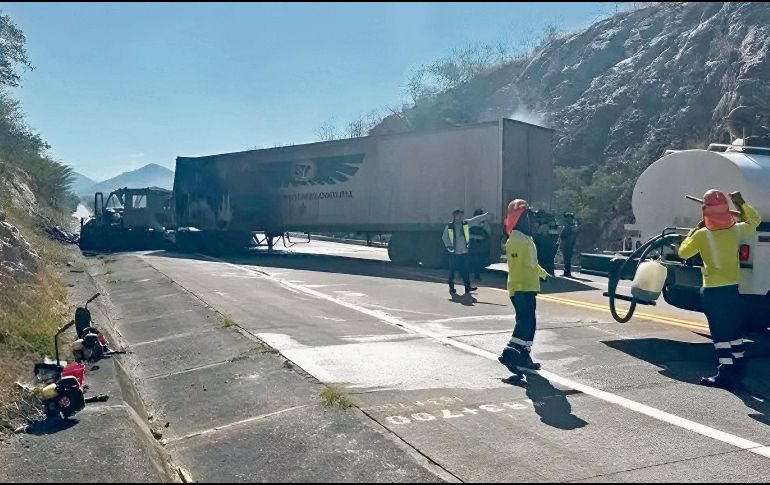 Elementos de seguridad mantienen vigilancia en la autopista Tepic-Mazatlán, cerrada de forma preventiva tras los reportes de bloqueos y detonaciones de arma de fuego. ESPECIAL