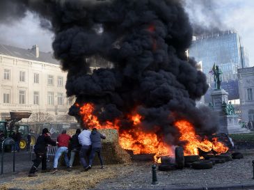 Los manifestantes llegaron al epicentro del barrio europeo con tractores y prendieron fuego a decenas de neumáticos. EFE/O. MATTHYS