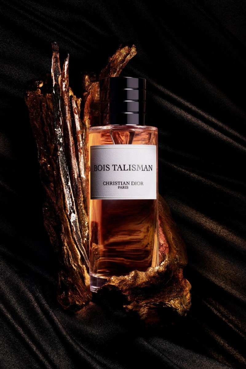 Bois Talisman presenta una silueta auspiciosa con fuertes y adictivas notas amaderadas. dior.com