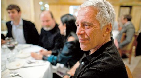 Jeffrey Epstein. En las fotografías, el magnate aparece encabezando cenas y fiestas, acompañado por menores de edad o víctimas de trata, cuyos rostros han sido censurados por la justicia de Estados Unidos. ESPECIAL