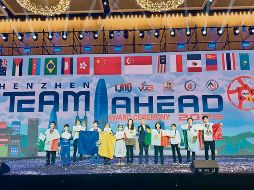 Estudiantes jaliscienses celebran las medallas obtenidas en la competencia internacional STEAM Ahead 2025, realizada en Shenzhen. ESPECIAL
