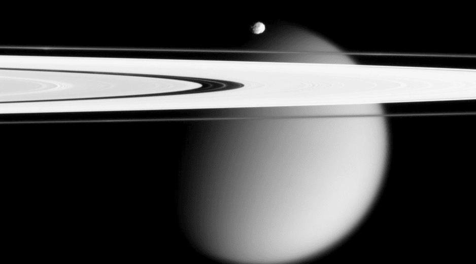 En la imagen, tomada por la nave espacial Cassini y proporcionada por la NASA el 12 de marzo de 2006, aparecen dos de las lunas de Saturno, la pequeña Epimeteo y Titán. AP/NASA