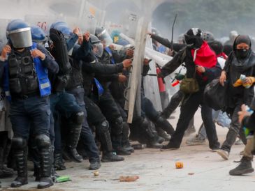 Policías son agredidos durante una manifestación por los 57 años de la matanza de Tlatelolco del 2 de octubre de 1968, en la Ciudad de México. EFE / ARCHIVO
