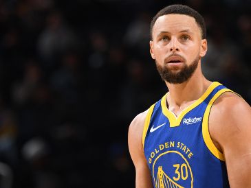 Mientras Stephen Curry siga lanzando, la historia seguirá escribiéndose a su favor. AFP / ARCHIVO