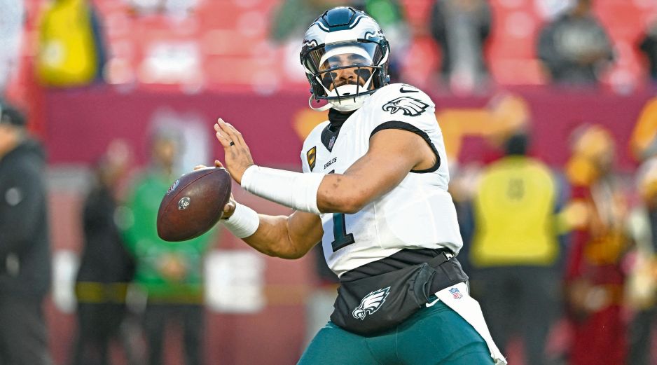 Jalen Hurts lució en los controles de Philadelphia con 185 yardas y 2 envíos de anotación. AFP
