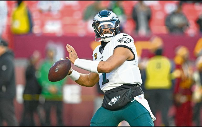 Jalen Hurts lució en los controles de Philadelphia con 185 yardas y 2 envíos de anotación. AFP