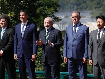 Los presidentes y representantes de Argentina, Paraguay, Panamá, Bolivia, Ecuador y Perú posan durante la cumbre del Mercosur en Foz de Iguazú, Brasil, tras firmar la declaración sobre Venezuela. EFE/J. Pino