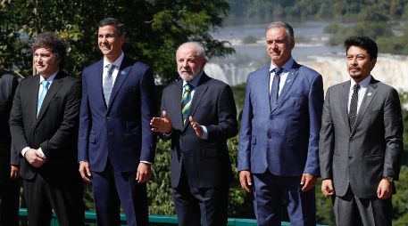 Los presidentes y representantes de Argentina, Paraguay, Panamá, Bolivia, Ecuador y Perú posan durante la cumbre del Mercosur en Foz de Iguazú, Brasil, tras firmar la declaración sobre Venezuela. EFE/J. Pino