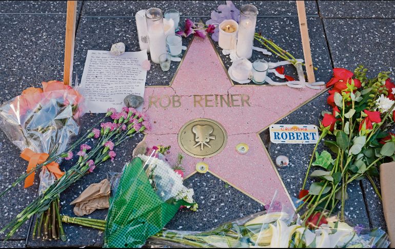 Un memorial improvisado con flores, velas y una carta fue colocado sobre la estrella de Rob Reiner en el Paseo de la Fama de Hollywood, días después de que el director estadounidense y su esposa fueran hallados muertos en su casa de Brentwood, California. AFP