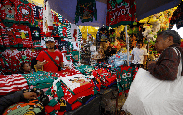 Las fiestas de diciembre representan una época importante para miles de comerciantes y trabajadores informales en México, ya que durante este periodo logran obtener una porción de sus ingresos anuales. EFE / S. Gutiérrez