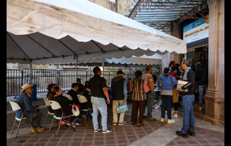 Las personas que no realicen el pago de su refrendo durante 2025 y estén obligadas a sustituir las placas, deberán cubrir en 2026 el costo del cambio que será superior a los dos mil 500 pesos. EL INFORMADOR/ A. Navarro